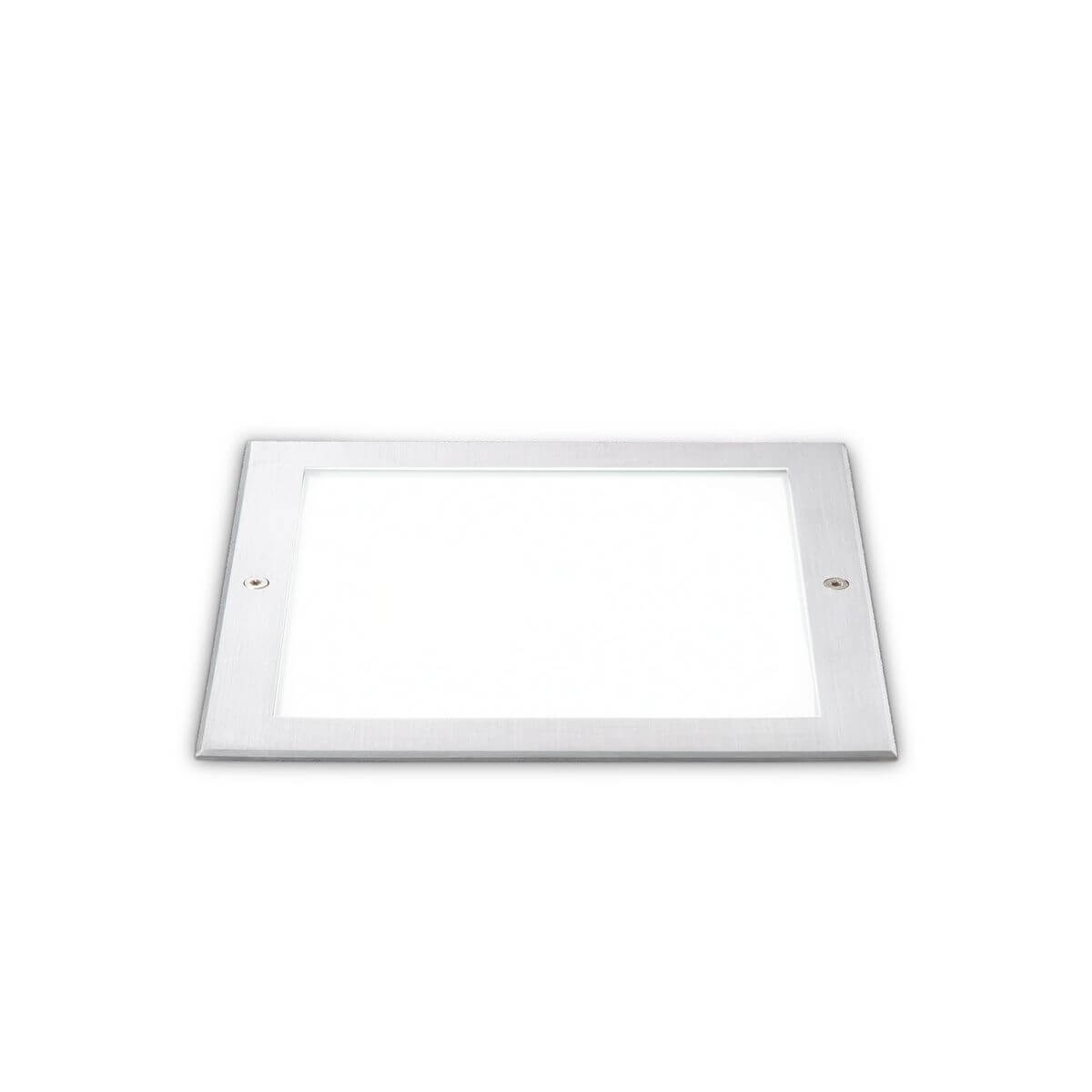 Vue de face du luminaire extérieur à cadre rectangulaire argenté et diffuseur blanc