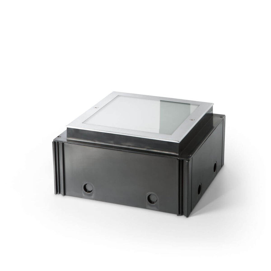 Vue de trois quarts du luminaire montrant le boîtier noir et le cadre inox