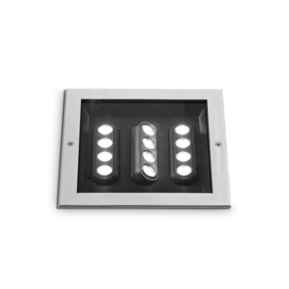 Luminaire encastré carré, cadre inox brossé et trois modules LED noirs à lentilles