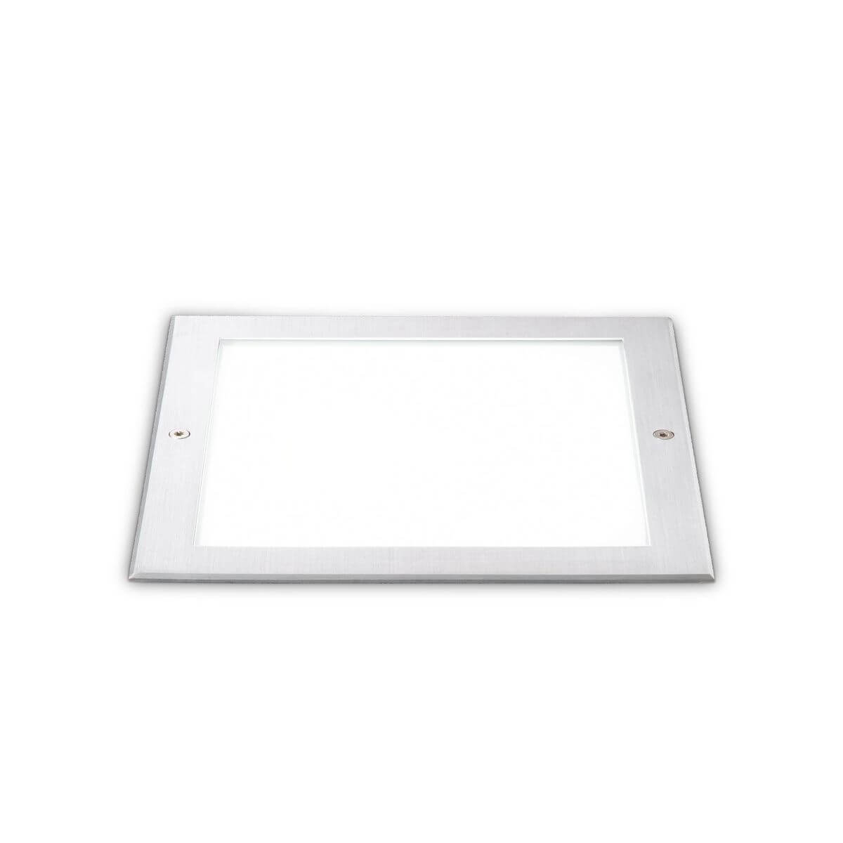 Vue de face du luminaire carré à cadre argenté et diffuseur blanc
