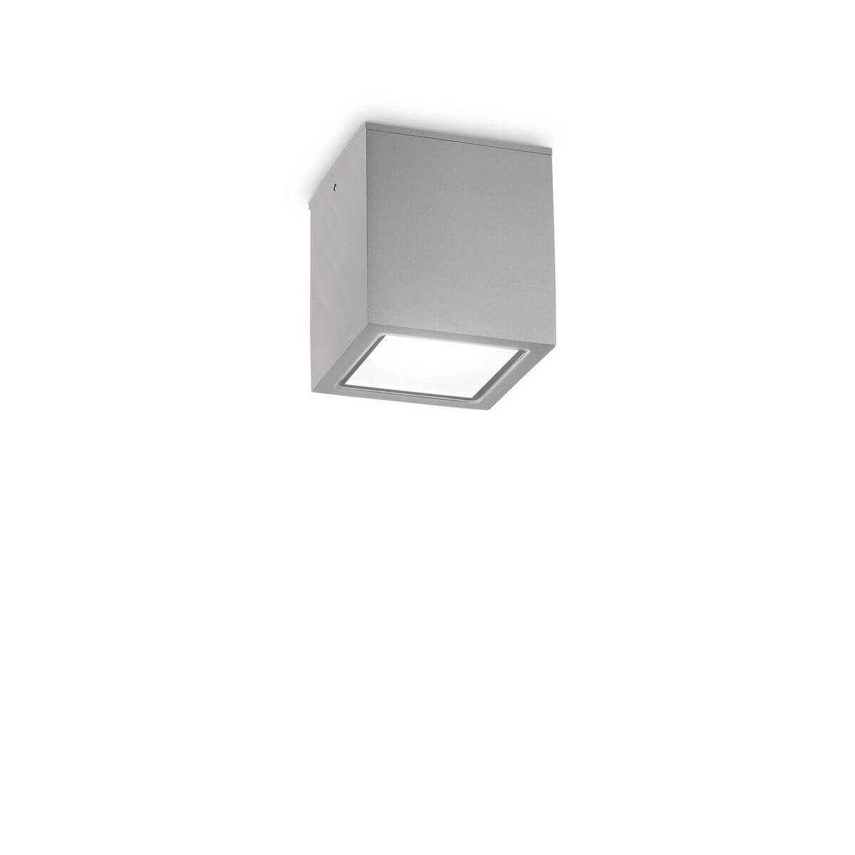 Vue en perspective du plafonnier extérieur cubique gris avec diffuseur blanc carré.