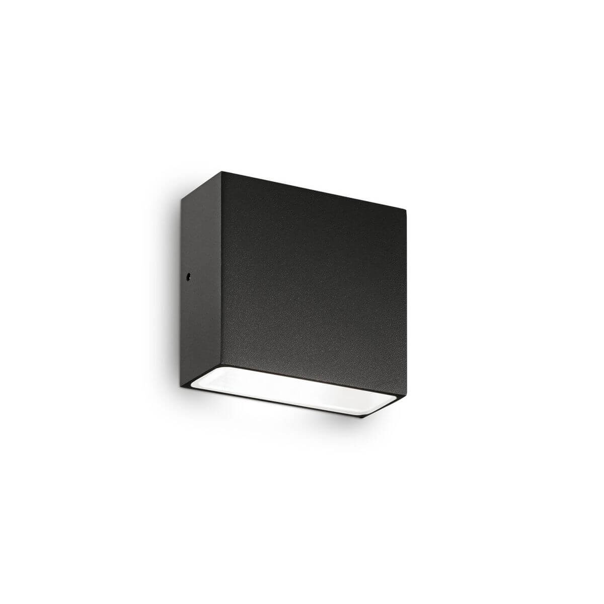 Vue de trois quarts d'une applique murale noire avec diffuseur blanc en partie basse