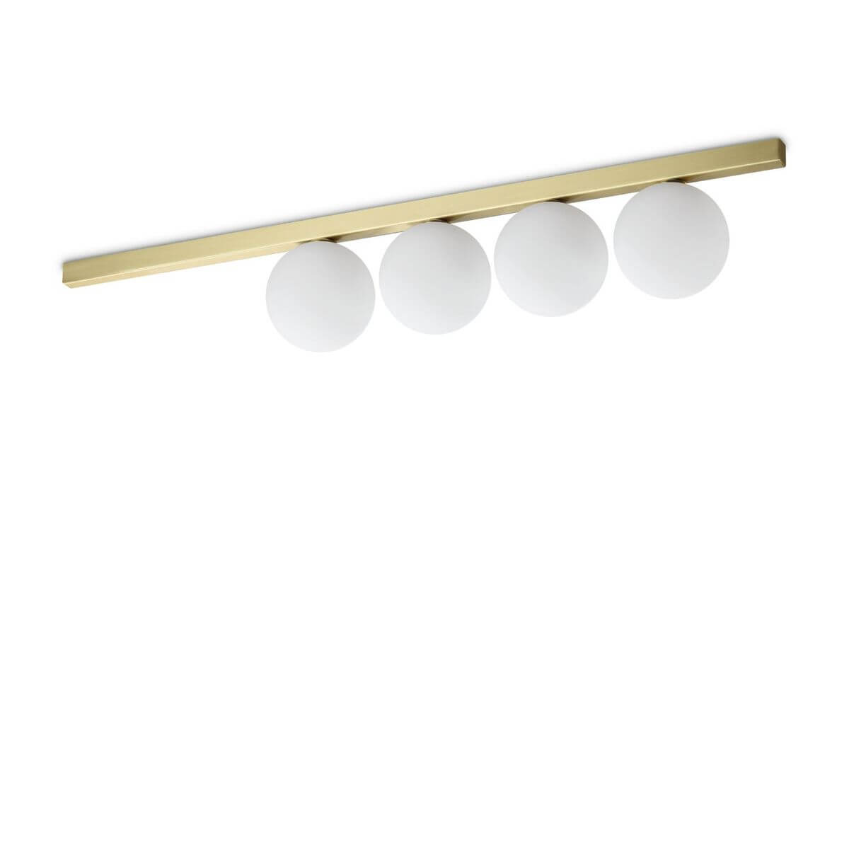 Plafonnier laiton à quatre globes de verre opalin blanc, vue de face sur fond blanc