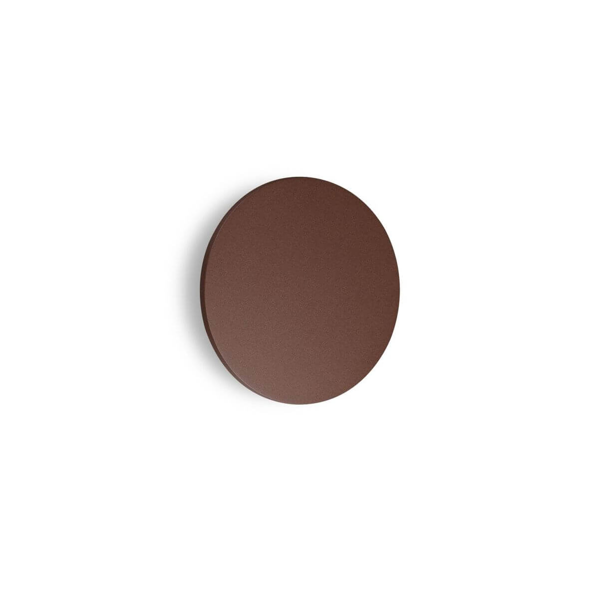 Vue de face d'une applique murale ronde marron sur fond blanc