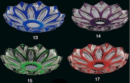 Quatre coupes de verre teintées bleu, violet, vert et rouge, numérotées 13, 14, 15 et 17.