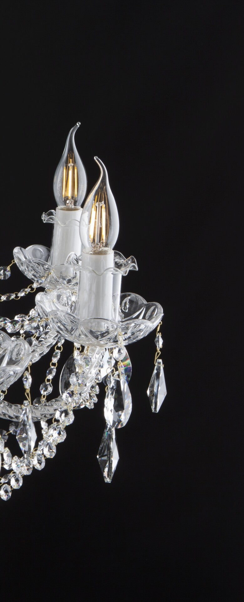 Détail des bougies et pampilles en cristal avec les ampoules allumées