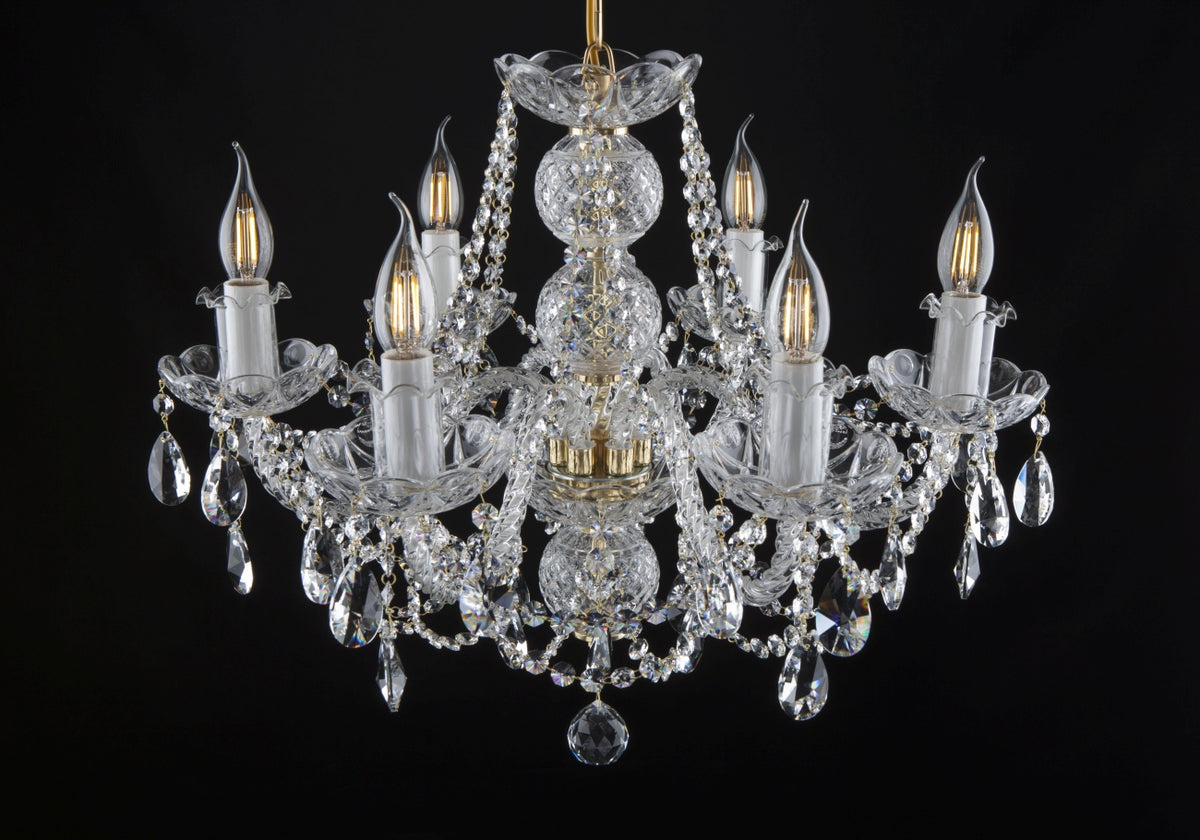 Lustre en cristal à six bras, face sur fond noir, montrant sa silhouette complète.