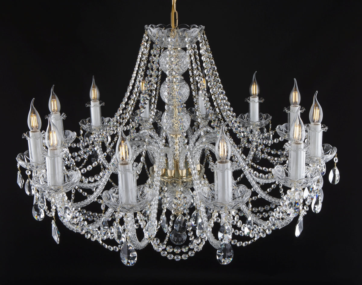 Lustre en cristal à douze bras, vue de face sur fond noir, chaînes de perles scintillantes