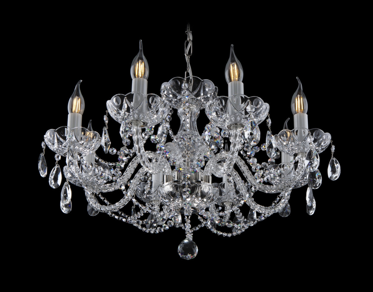 Lustre cristal cinq bras allumés, vue de face sur fond noir