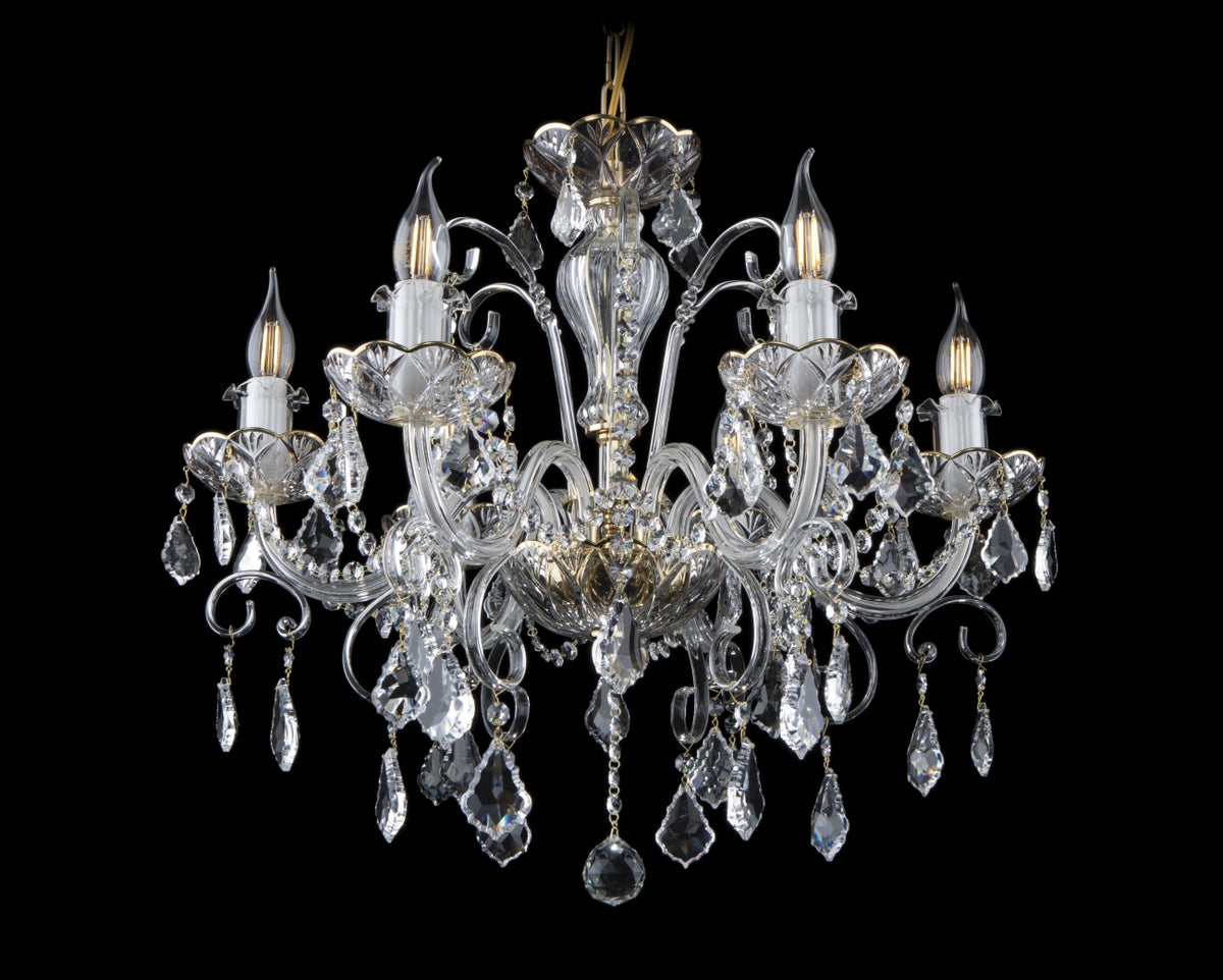 Lustre en cristal complet de face sur fond noir, montrant ses bras et pampilles