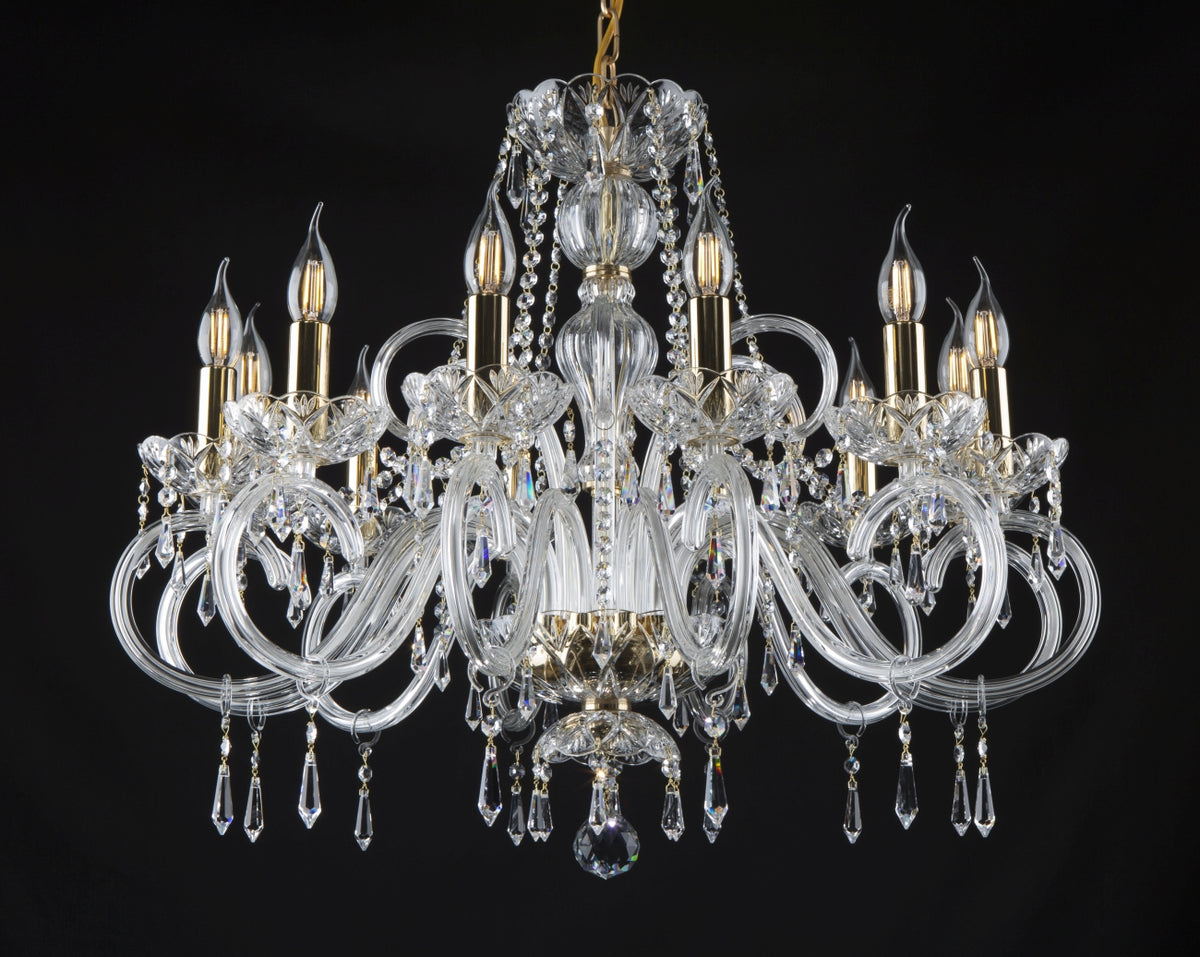 Lustre en cristal de face sur fond noir, vue d'ensemble