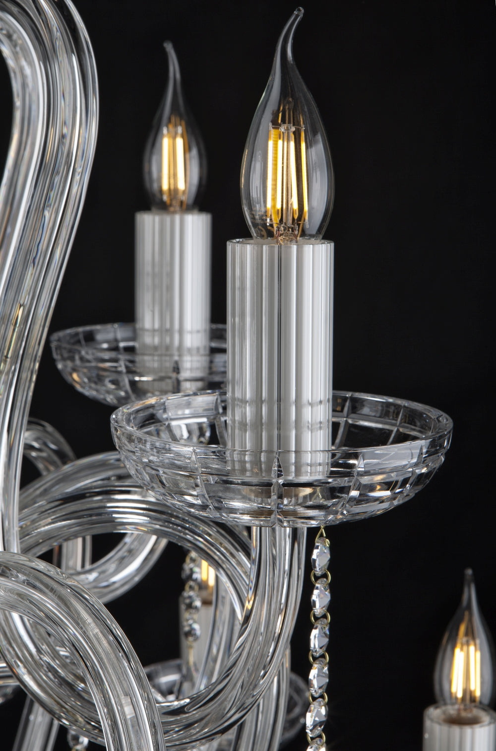 Détail d'une bougie factice et coupelle en cristal avec pampille
