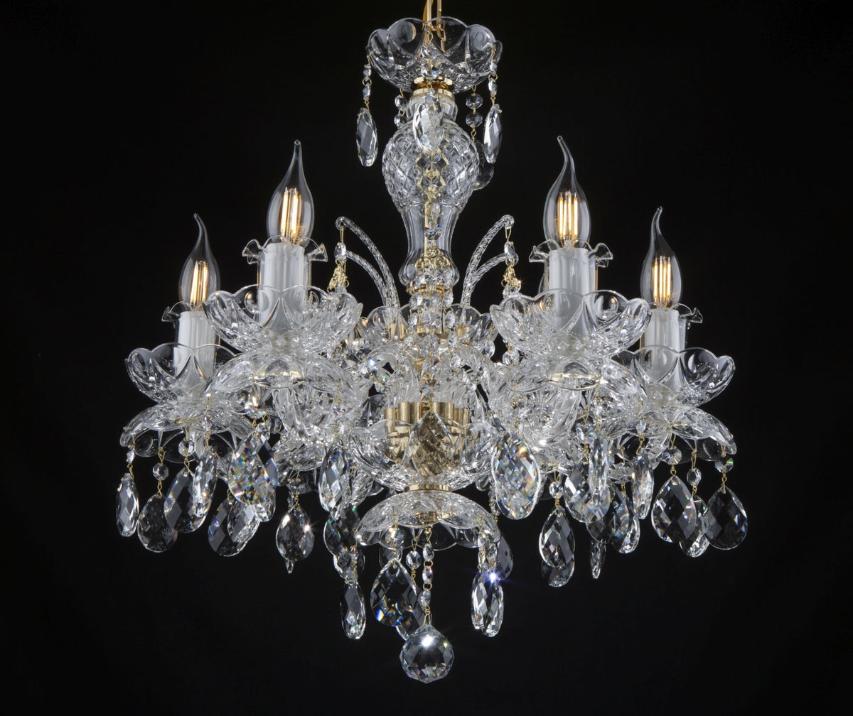 Lustre en cristal de Bohême suspendu, vu de face avec ses bras lumineux et pendeloques