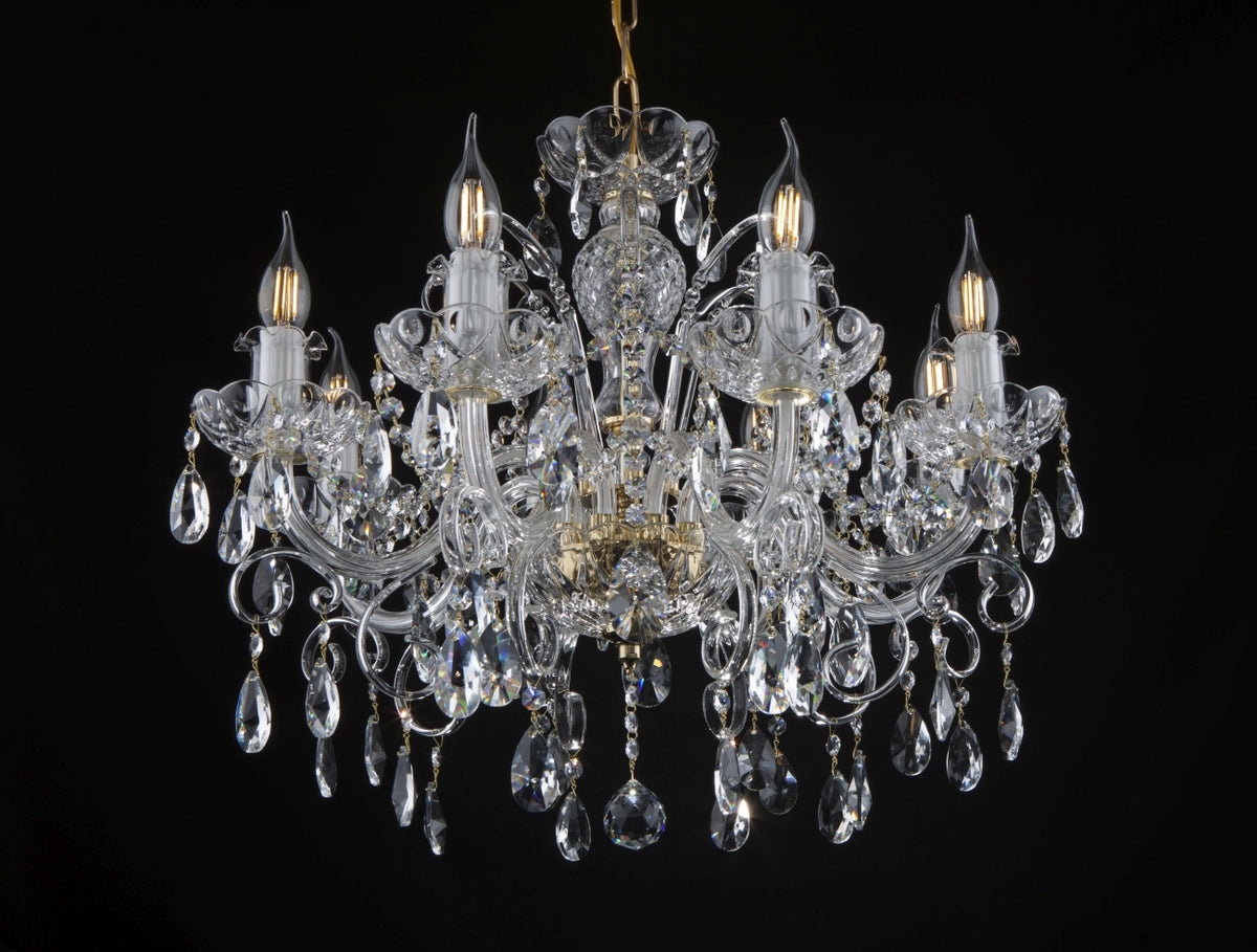 Lustre en cristal suspendu, cinq bras lumineux, fond noir, vue de face