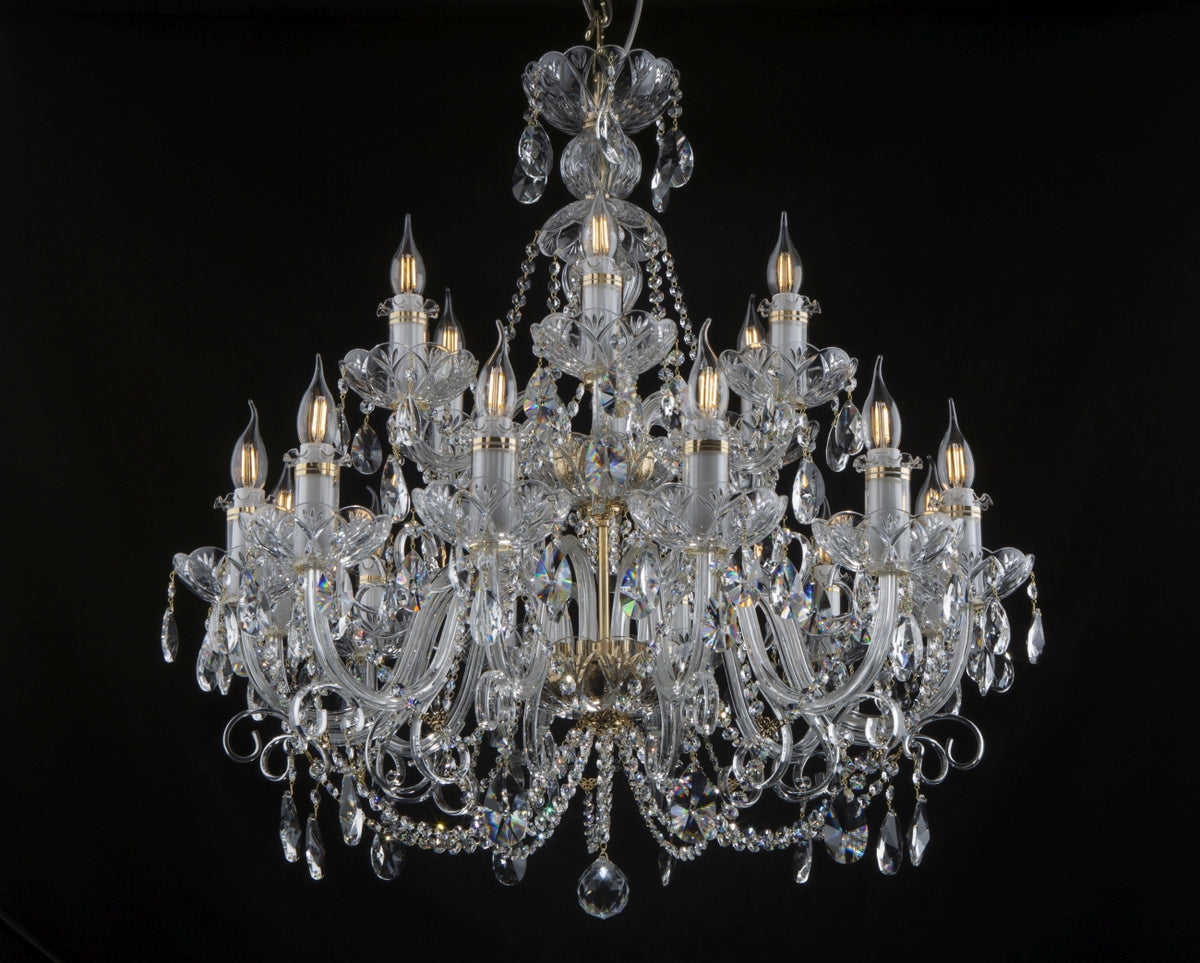 Lustre en cristal à nombreux bras, vue de face sur fond noir