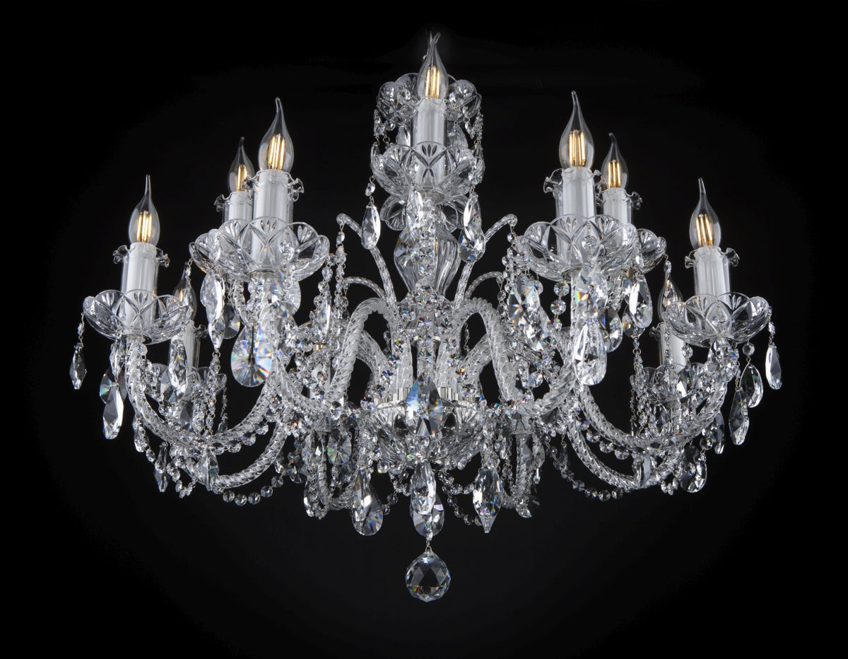 Lustre en cristal à huit bras, vue de face sur fond noir