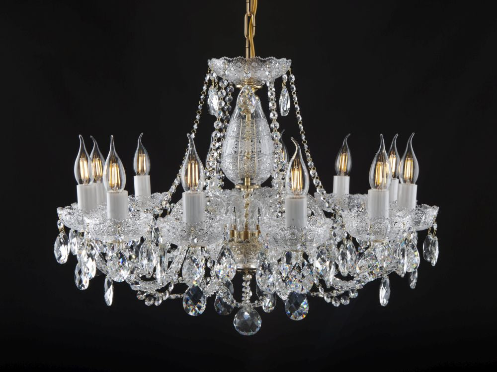 Lustre en cristal suspendu, allumé, avec bras, coupelles ouvragées et pendentifs en forme de gouttes