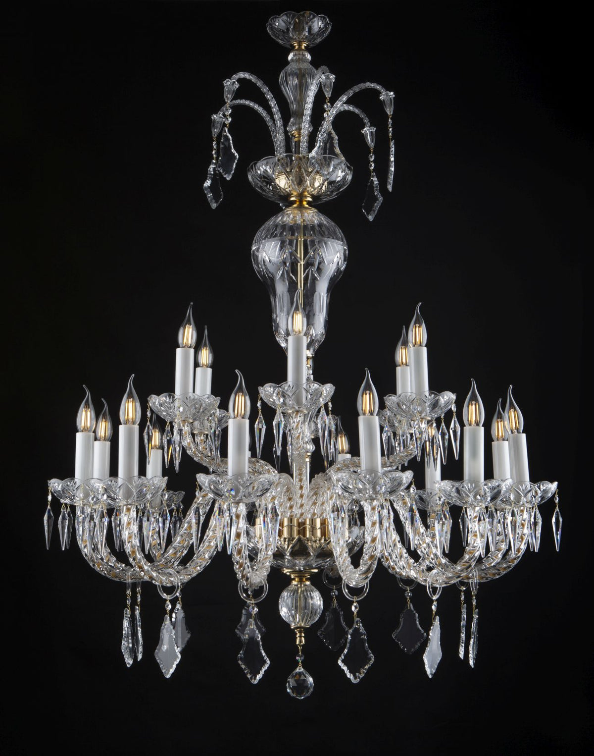 Lustre en cristal à quinze feux vu de face sur fond noir