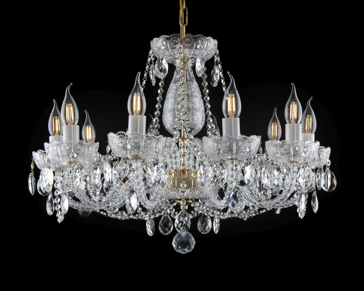 Lustre en cristal taillé de face, suspendu par une chaîne dorée, sur fond noir