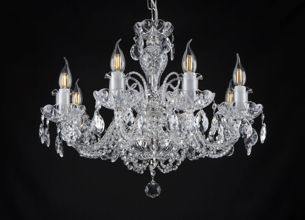 Lustre en cristal de Bohème à six bras, suspendu sur fond noir, vue d'ensemble.