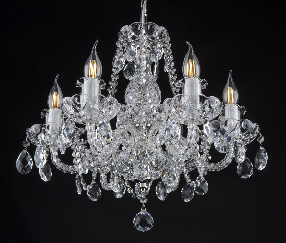 Lustre en cristal à cinq bras, vue de face sur fond noir.