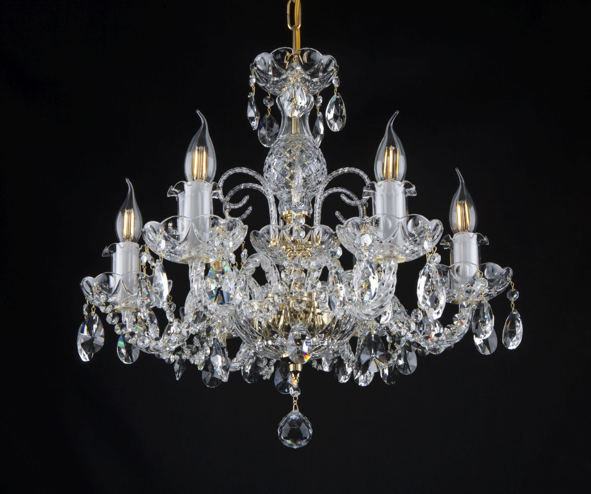 Lustre en cristal de face, six bras lumineux et pendentifs en goutte.