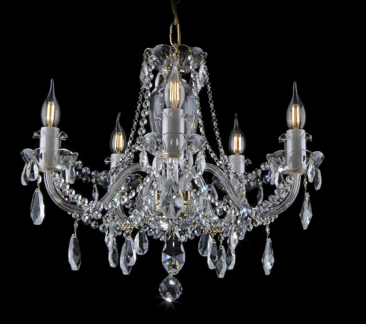 Lustre en cristal à cinq bras, vue de face sur fond noir