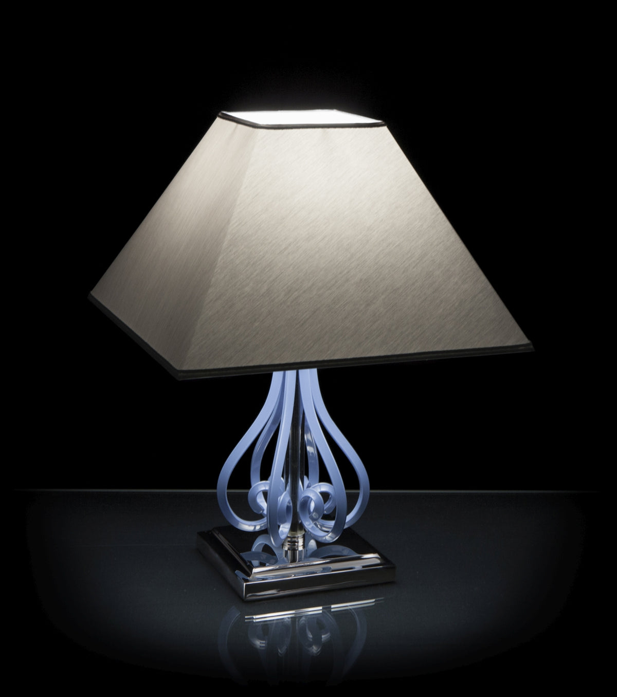 Lampe à poser de face avec abat-jour carré et base chromée aux boucles bleues