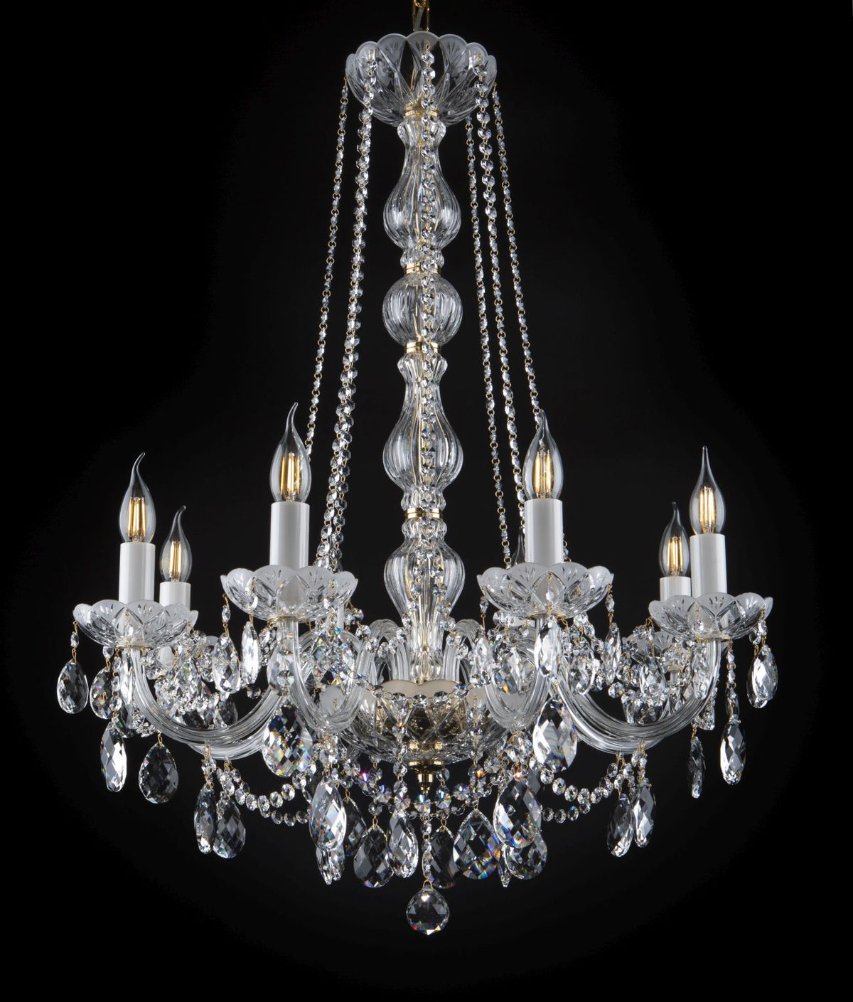Lustre en cristal de face, huit bras lumineux sur fond noir