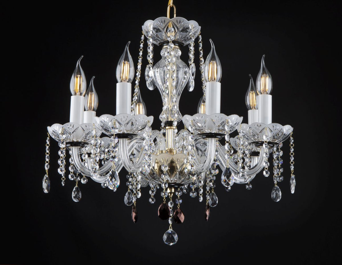 Lustre en cristal à huit bras allumé, vue de face sur fond noir