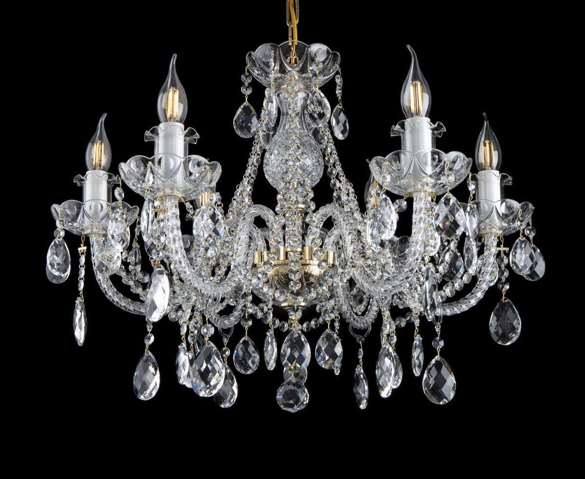 Lustre en cristal vu de face sur fond noir, cinq bras et pendentifs gouttes