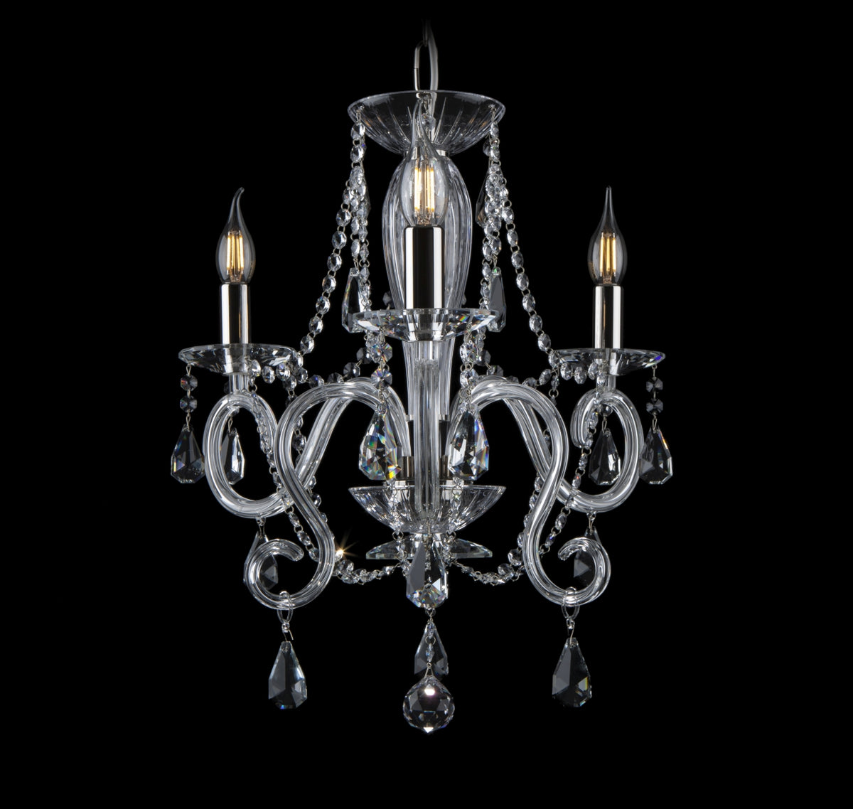Lustre en cristal à trois bras, fond noir, vue de face du produit