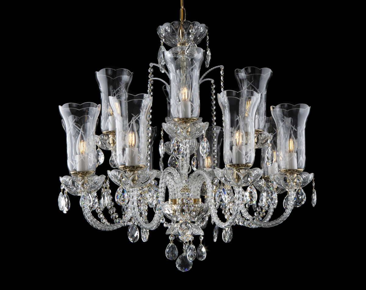 Lustre en cristal à huit bras, vue de face sur fond noir