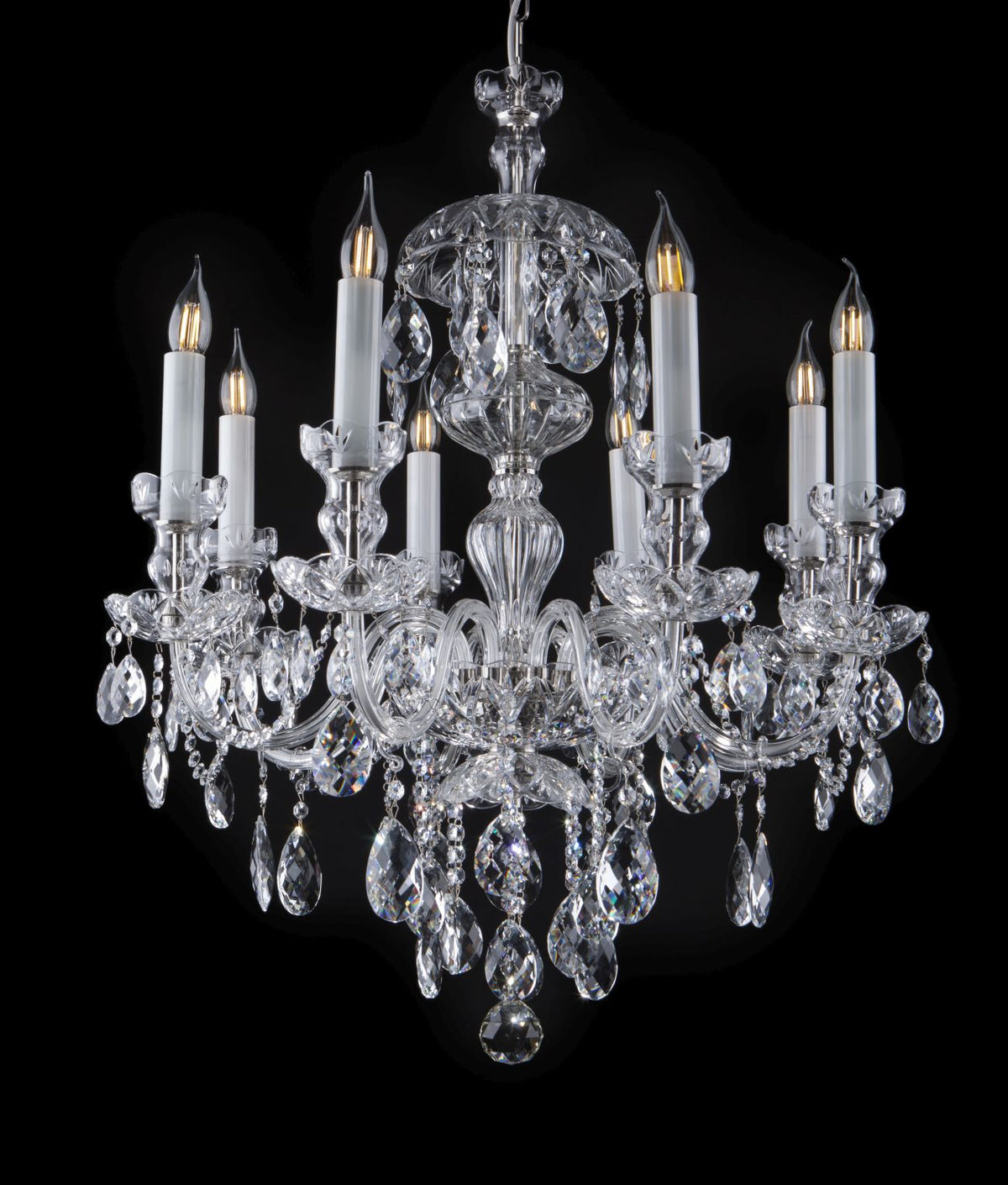 Lustre en cristal à dix bras de style candélabre, vue de face sur fond noir