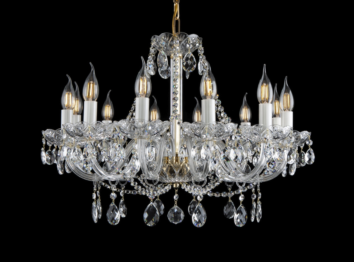 Lustre en cristal à huit bras, vue de face sur fond noir