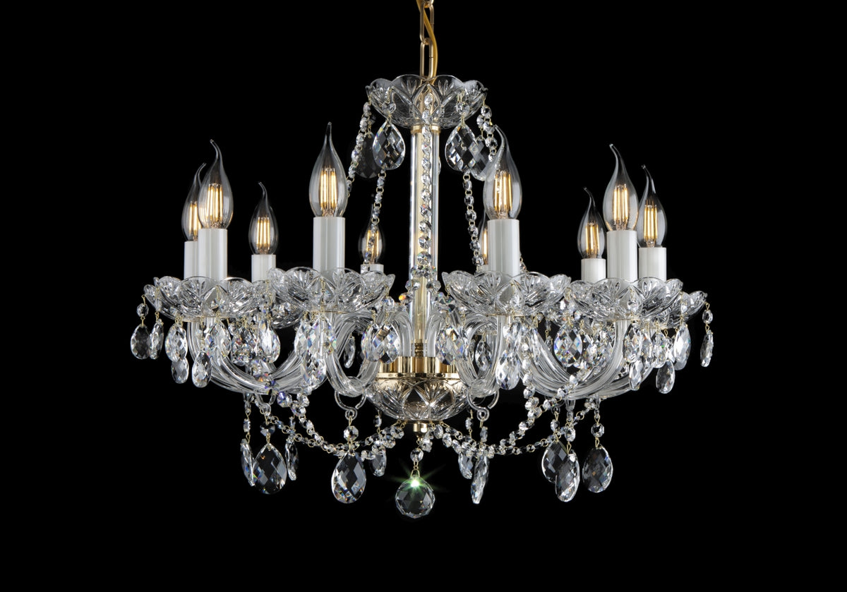 Lustre en cristal suspendu sur fond noir, vue de face avec ses huit bras lumineux.
