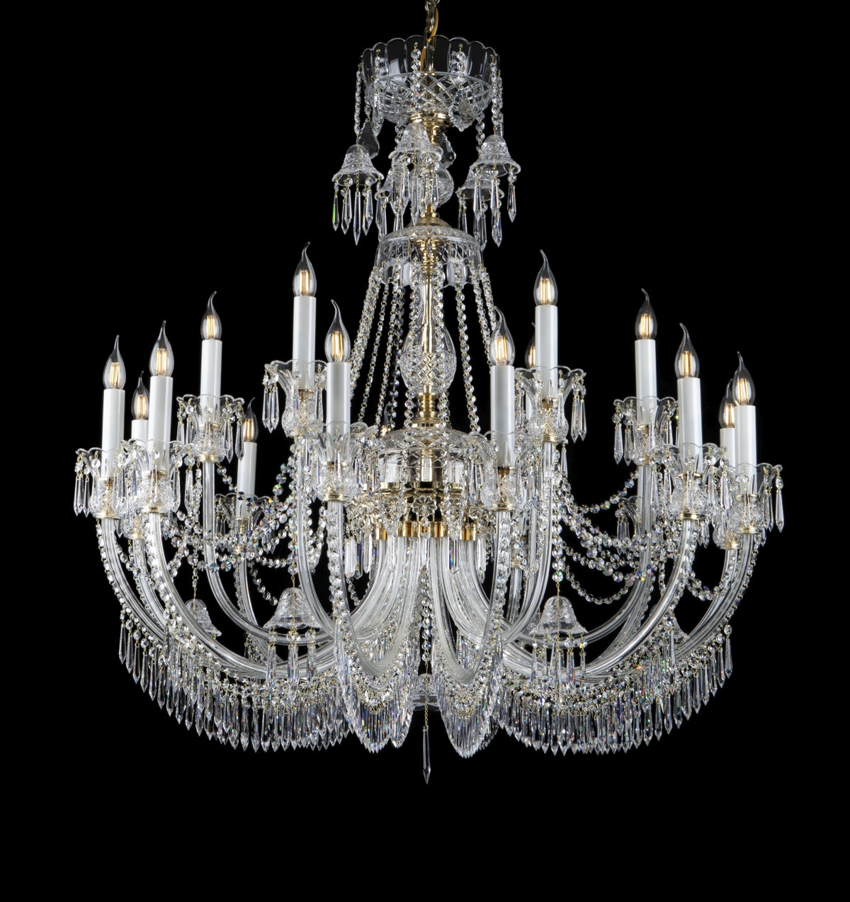 Lustre en cristal entier de face, bras lumineux et pampilles sur fond noir