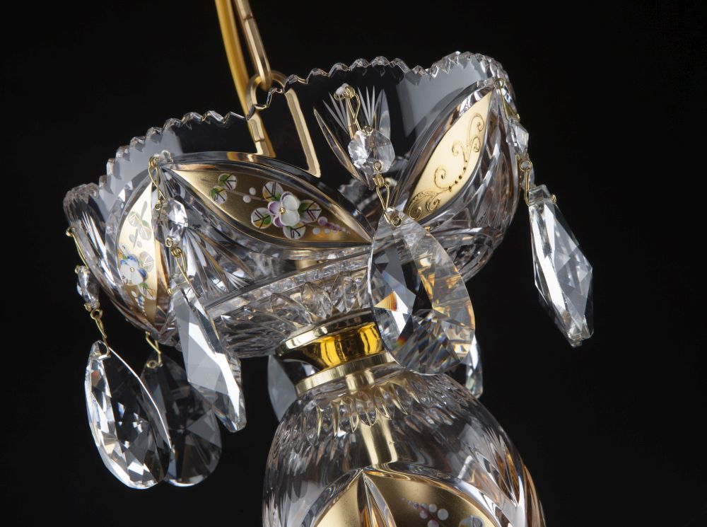 Vue plongeante du départ de tige doré et des bras en cristal taillé