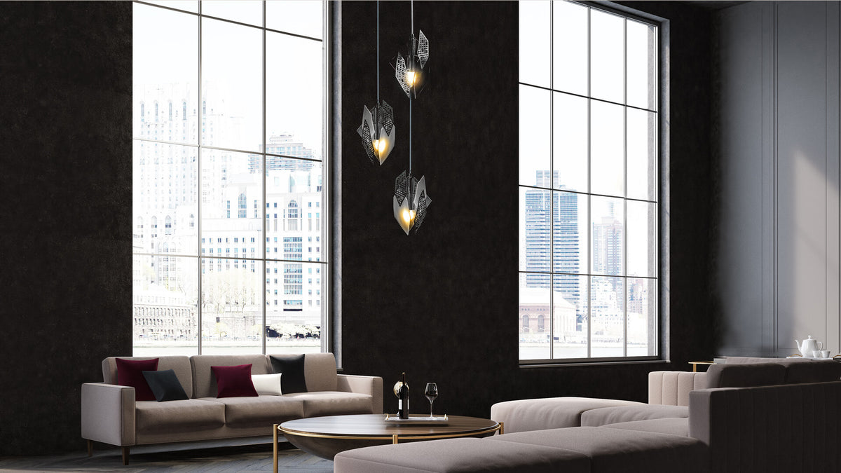 Mise en ambiance du luminaire suspendu allumé dans un séjour contemporain aux grandes fenêtres.