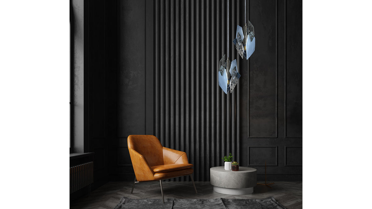 Luminaire suspendu installé devant un mur noir cannelé dans un intérieur design.