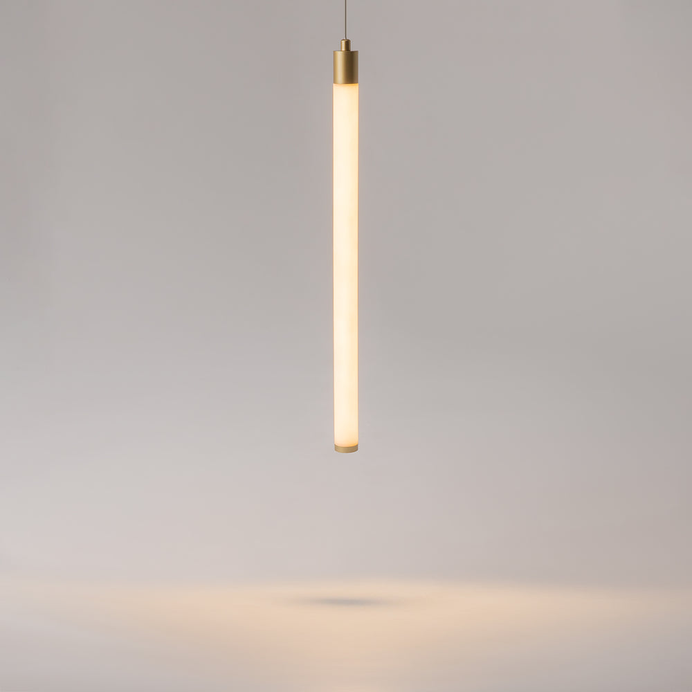 Gros plan du tube de lumière blanc chaud allumé, suspendu verticalement
