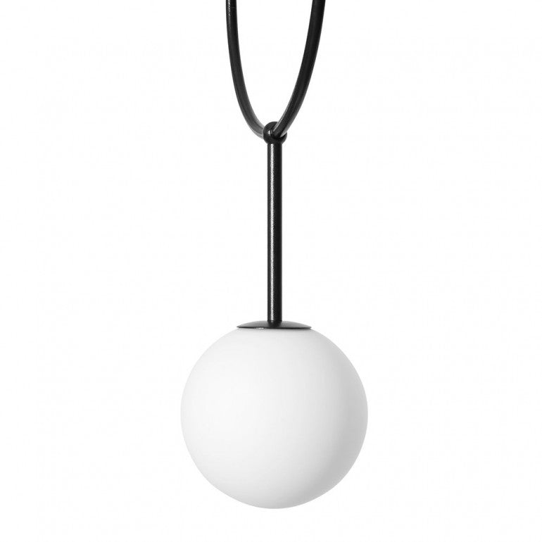 Détail rapproché du globe blanc et de son raccord à l'anneau noir