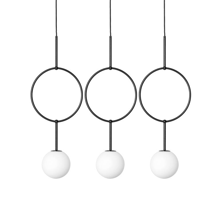 Suspension trois anneaux noirs et globes de verre opalin blanc sur fond clair