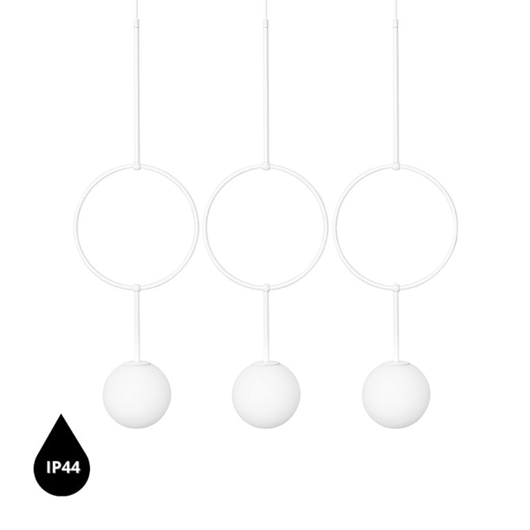 Suspension blanche à trois anneaux et boules opalines, produit de face sur fond blanc.