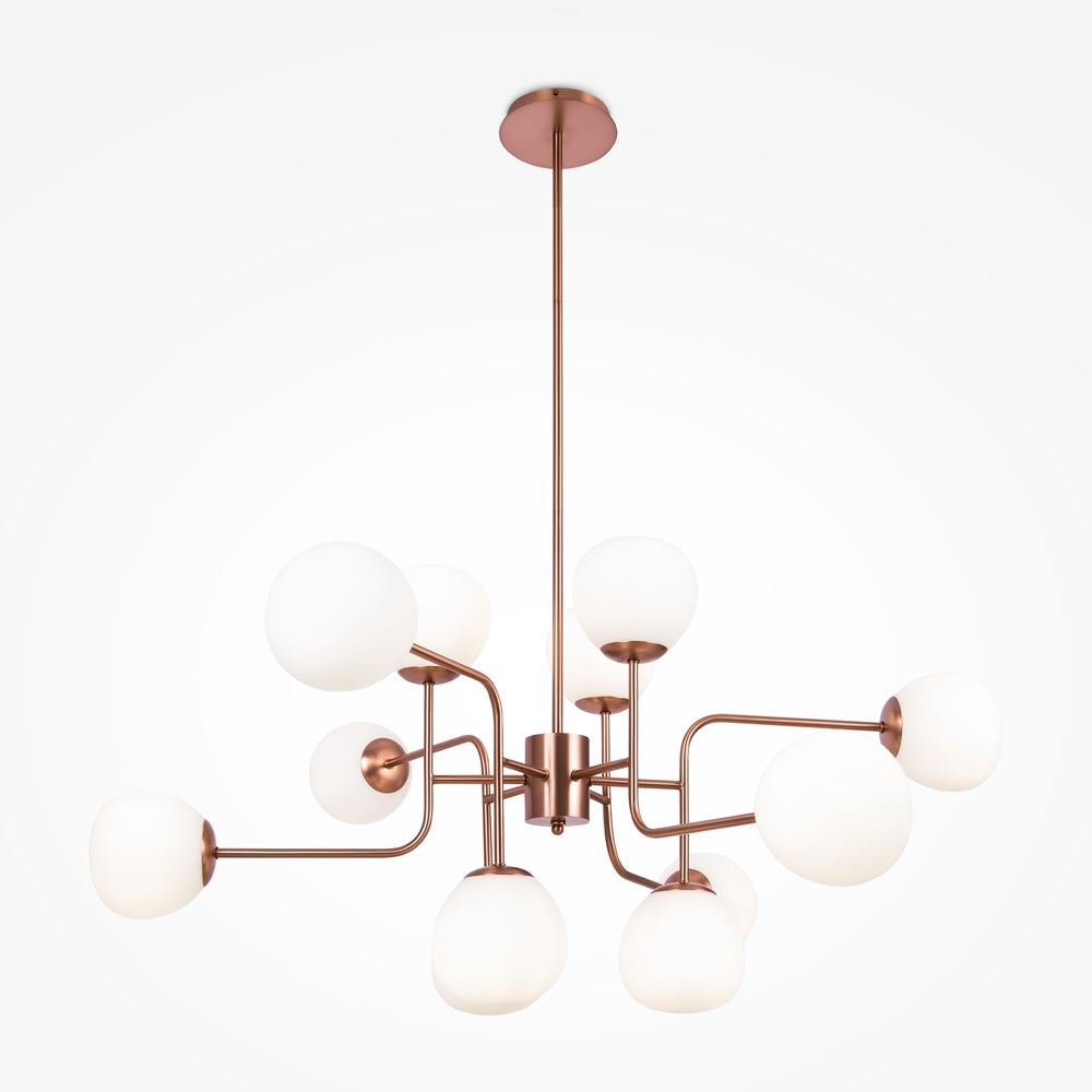 Luminaire suspendu doré à bras multiples et globes de verre blanc, vue de face