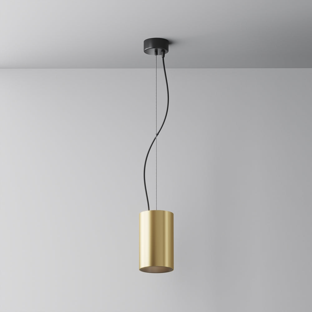 Suspension dorée cylindrique vue de face, câble noir pendant du plafond clair