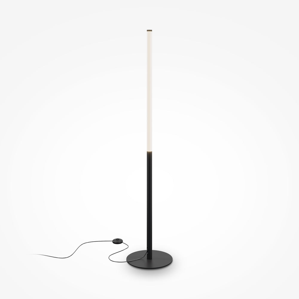 Lampadaire noir élancé à tube lumineux vertical sur fond blanc, base ronde plate