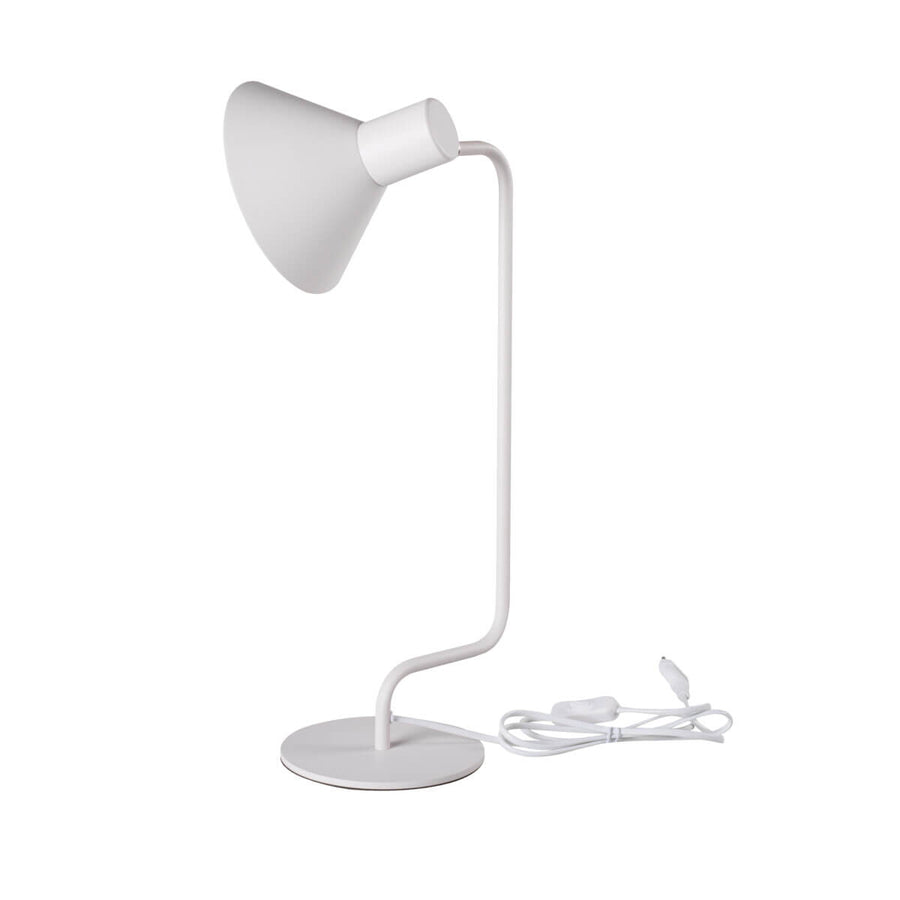 Vue de profil de la lampe blanche, abat-jour incliné vers la gauche et cordon enroulé.