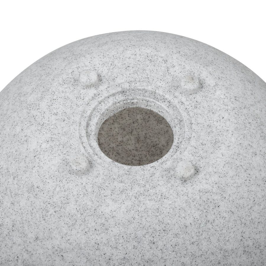 Détail du sommet de la sphère avec ouverture circulaire et quatre fixations en relief.