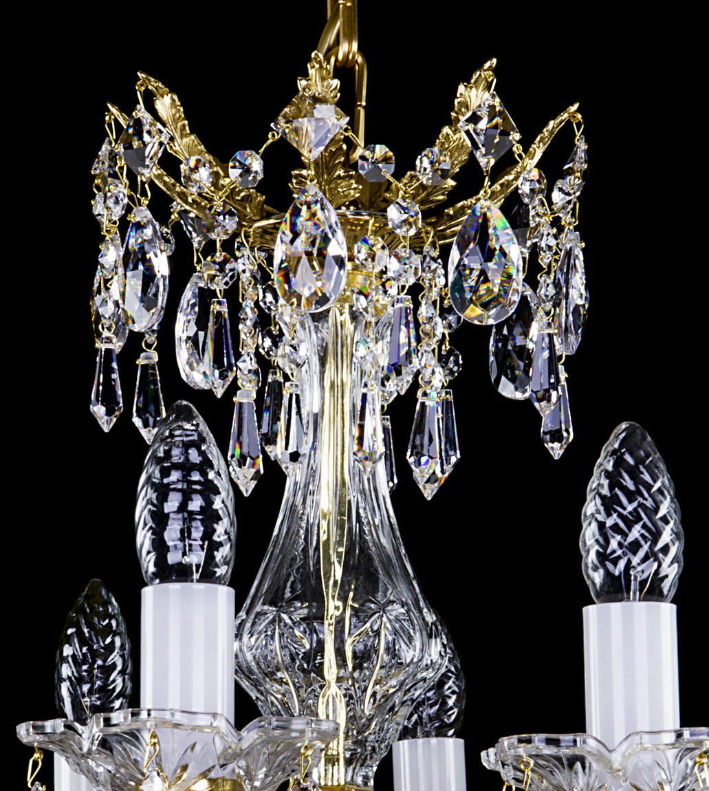 Détail du sommet, colonne de verre moulé et pendentifs cristallins sous la couronne